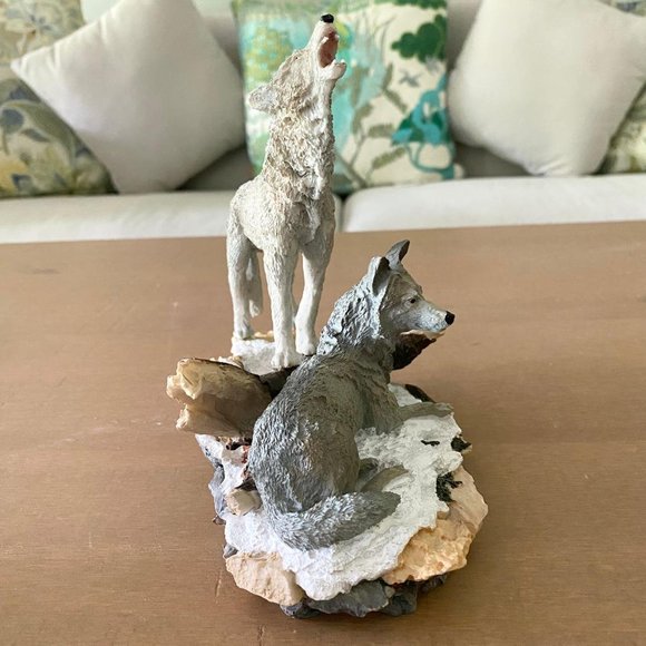 Howling And Sitting Wolves Figurine Sculpture - Picture 5 of 12